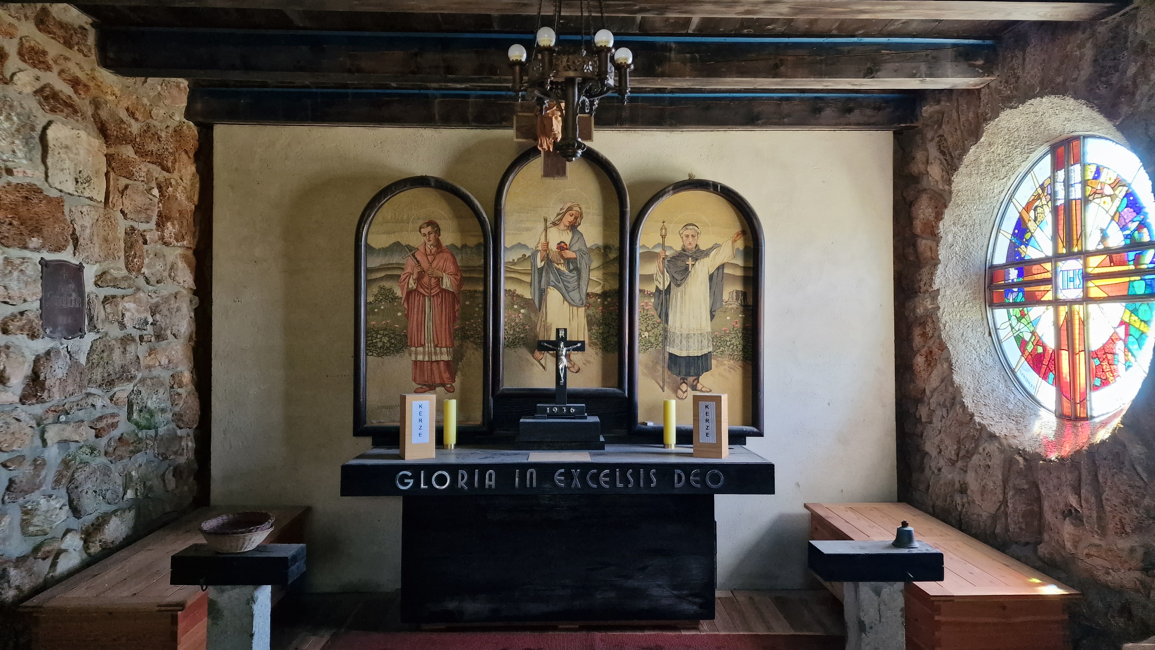 Foto von dem Altar der Raxkirche