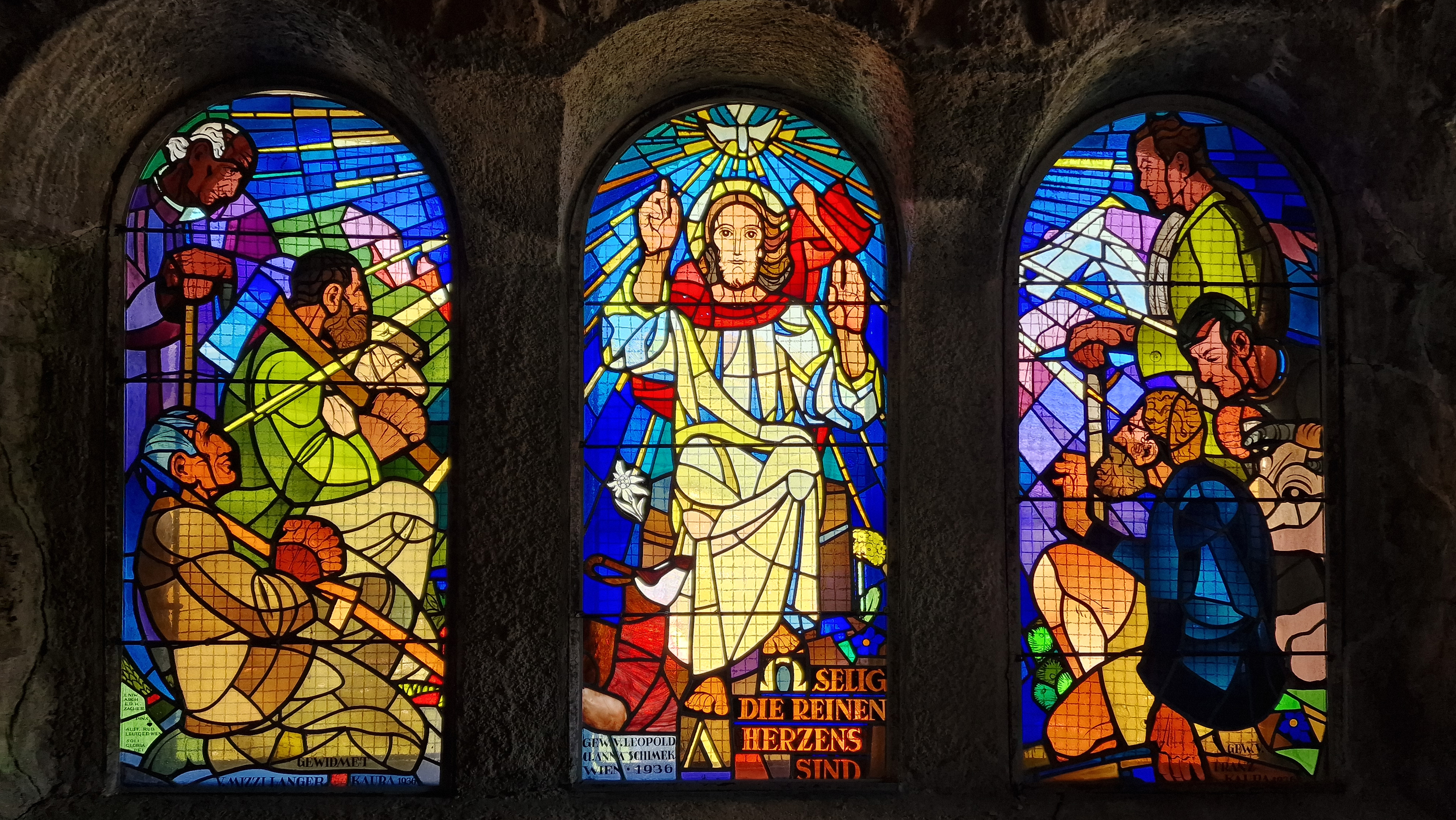 Foto von den Fenstern auf der Rückseite der Raxkirche