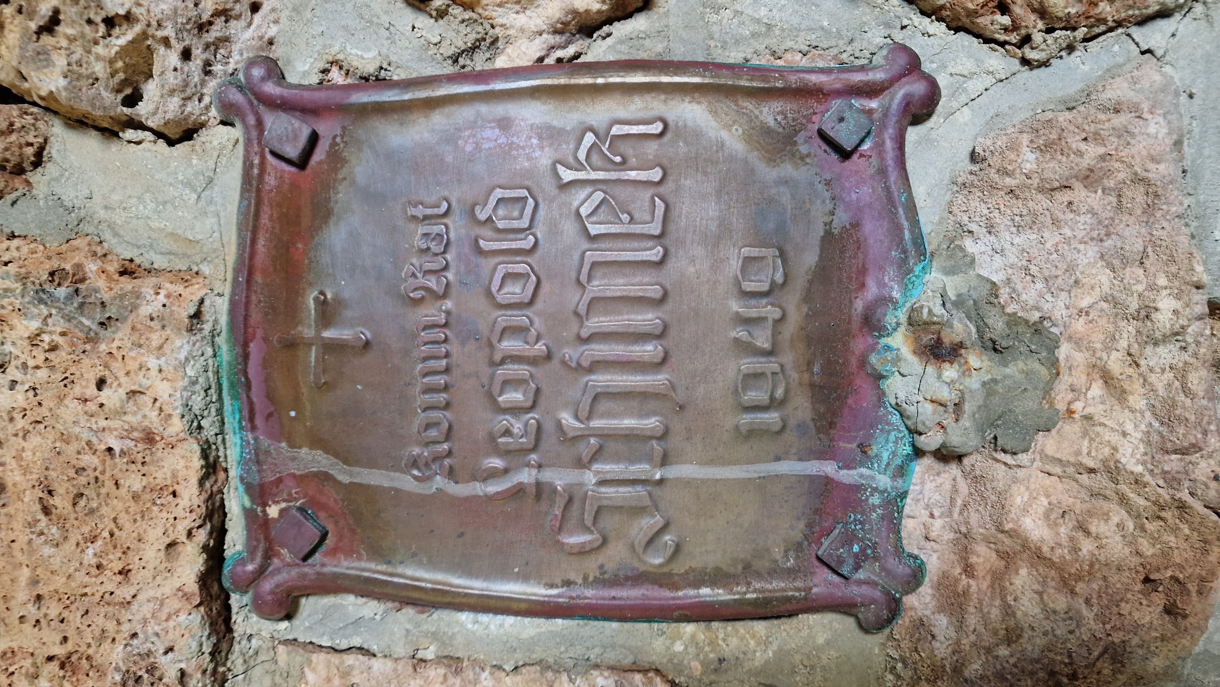 Foto von der Tafel mit dem ersten Obmann des Raxkircherlvereins